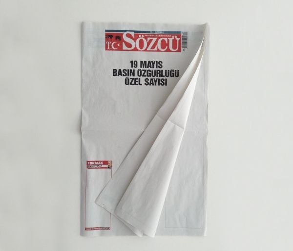 insolite journal papier protestation sozcu vide