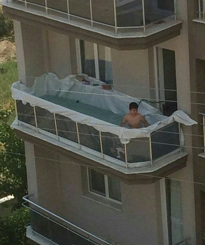 photo piscine sur un balcon
