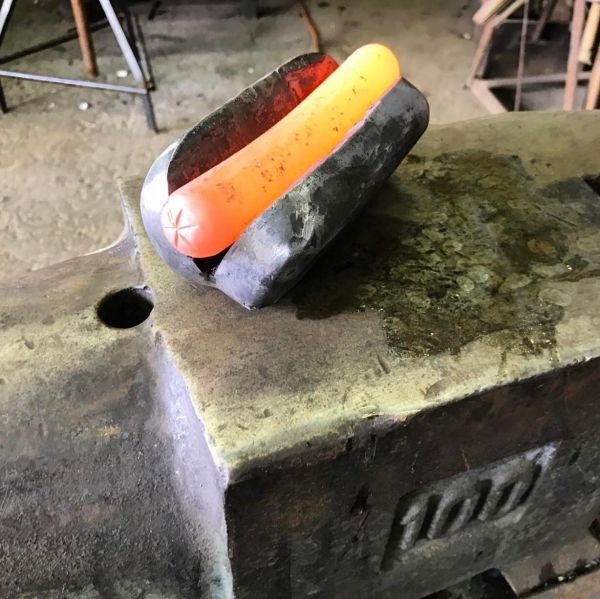 insolite hot-dog incandescent metal
