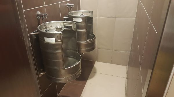 insolite biere fut urinoir