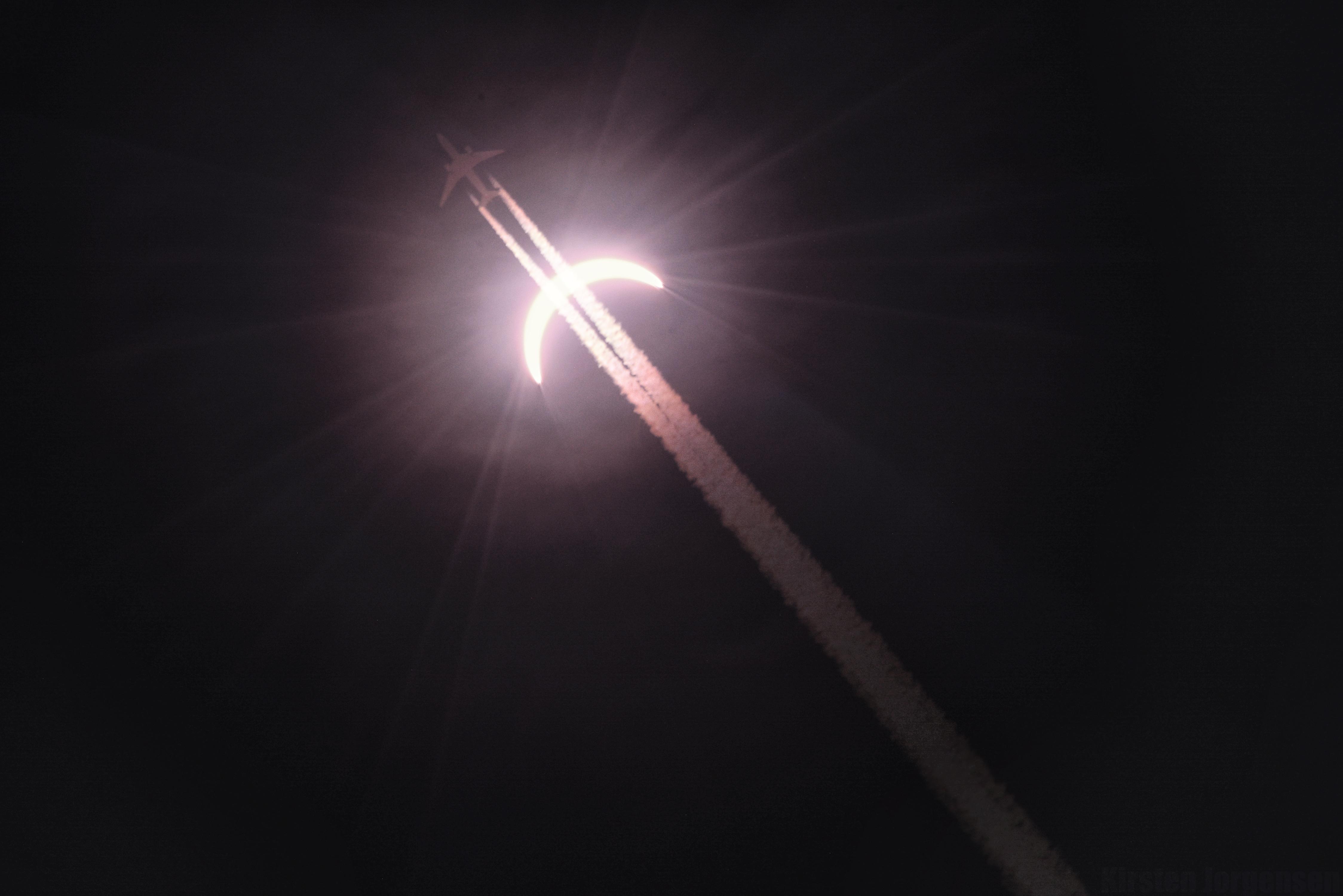 Un avion devant l'éclipse