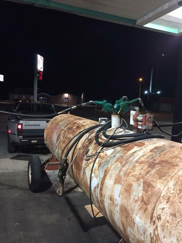 insolite citerne essence pompe station-service