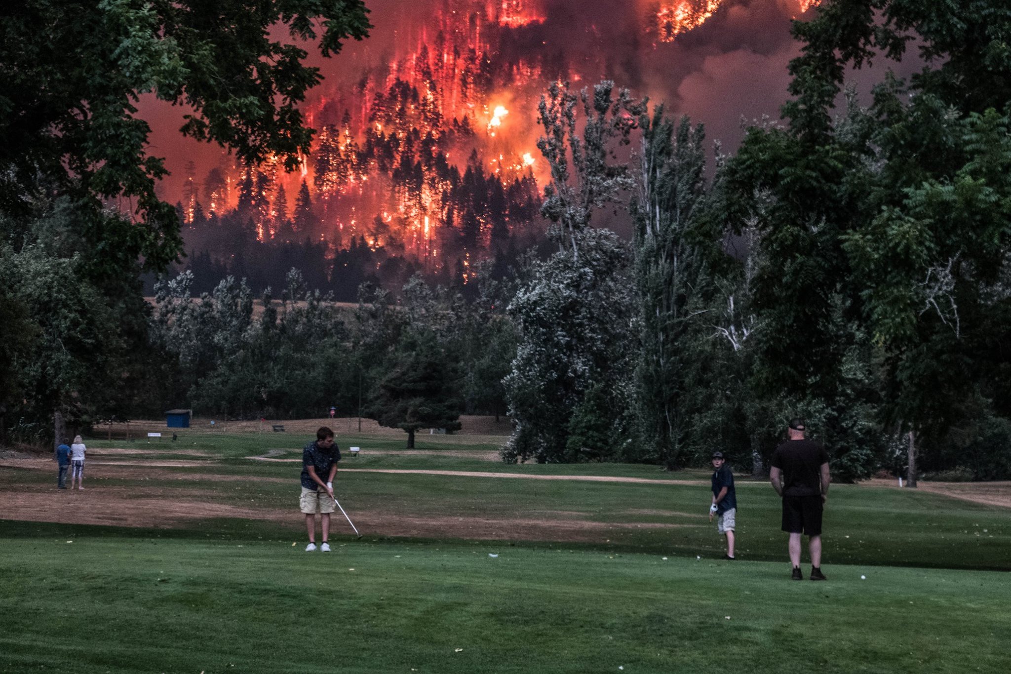 Jouer au golf à côté d'un feu de forêt