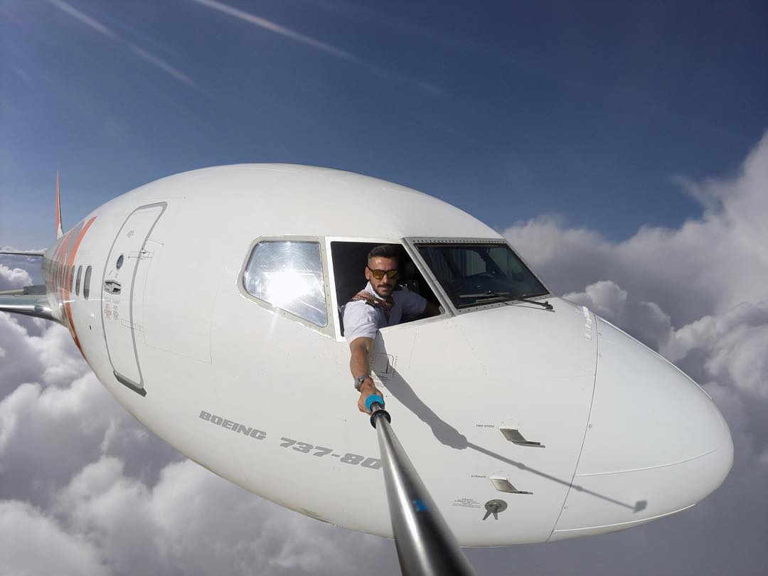 Un pilote d'avion fait un selfie