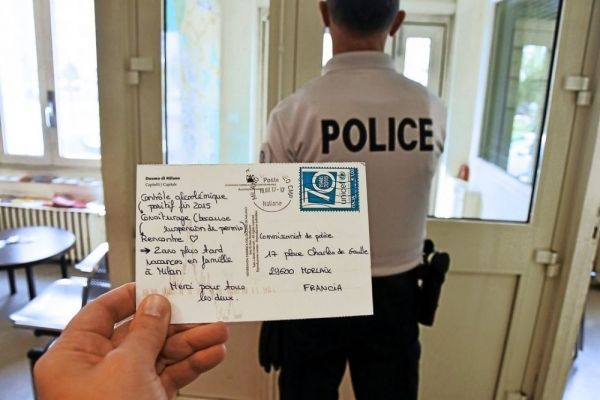 insolite amour carte permis police policier postale retrait