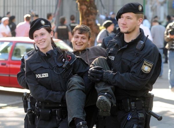 insolite manifestant manifestation photogenique policier