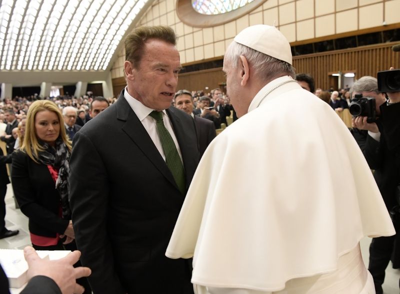 insolite arnold francois pape replique schwarzenegger terminator