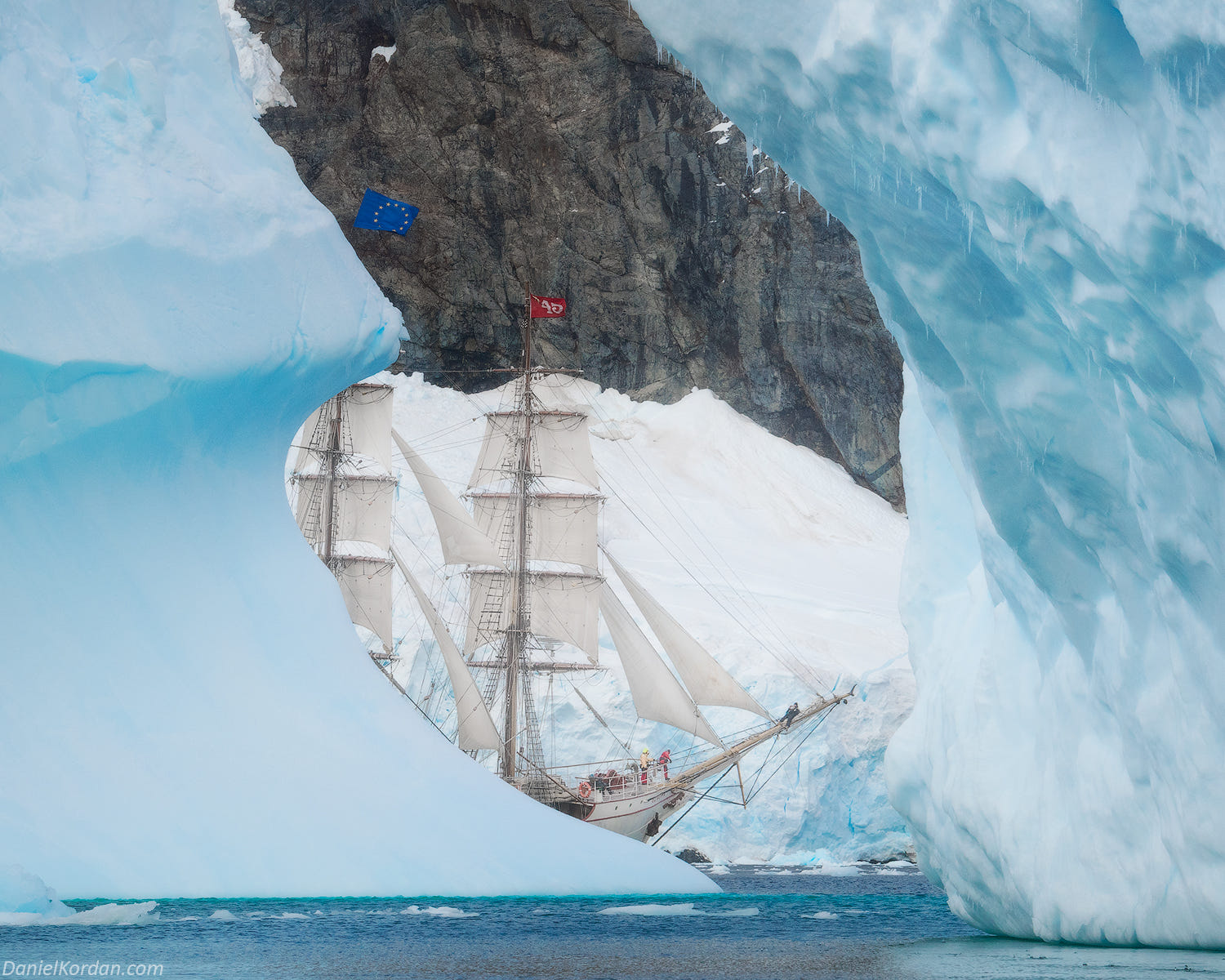 Un voilier entre les icebergs