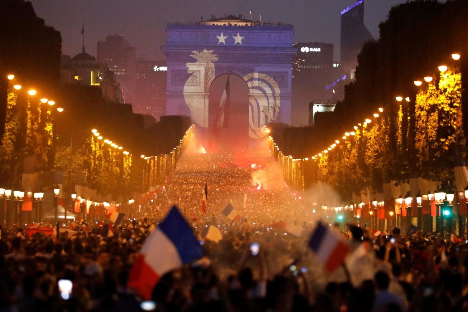 Les supporters français fêtent la victoire des Bleus sur les Champs-Elysées #cm2018