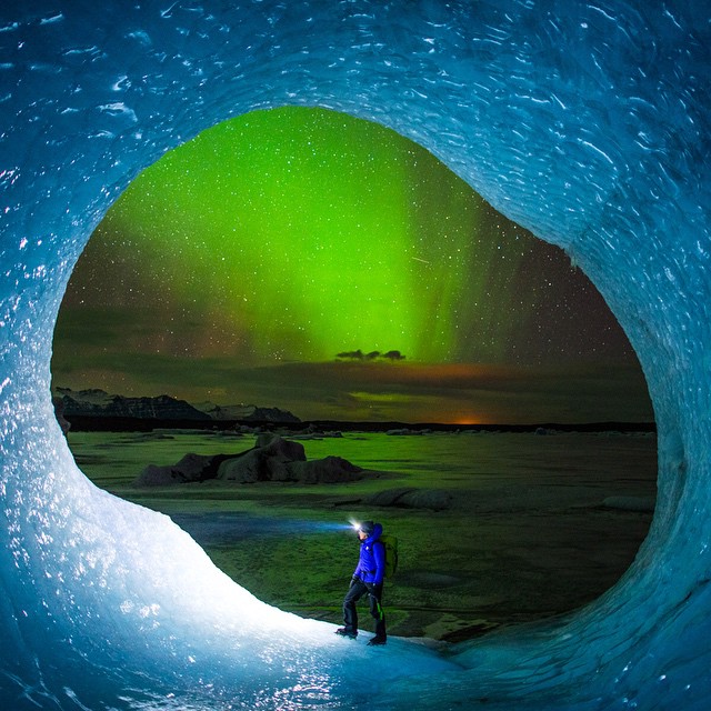 A l'intérieur d'un iceberg en Islande