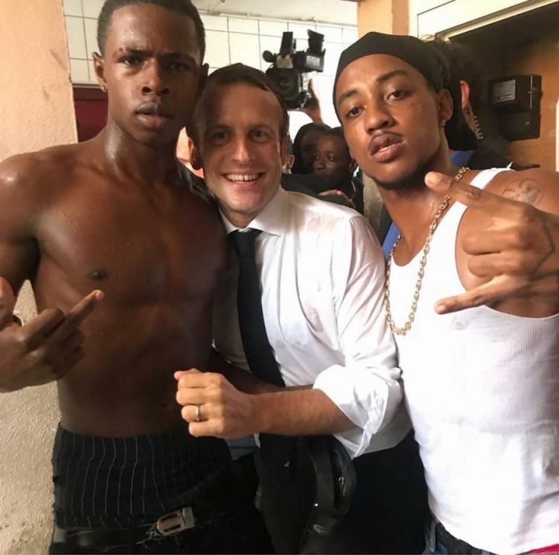 insolite doigt emmanuel honneur macron president saint-martin