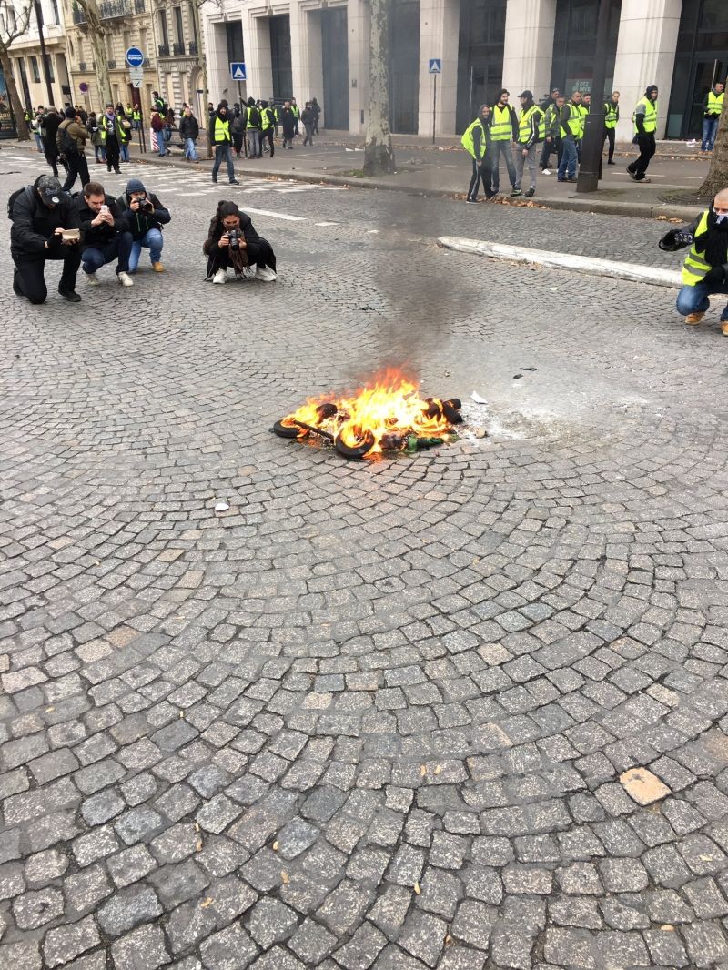 insolite feu france journaliste manifestation trottinette