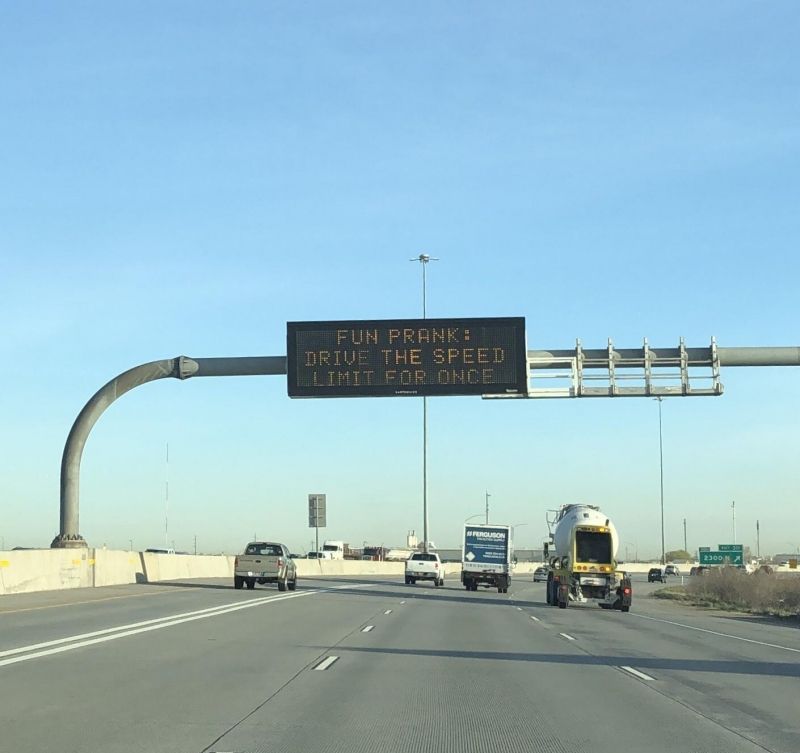 insolite affichage autoroute avril limitation panneau poisson vitesse