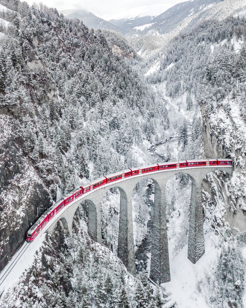 insolite montagne neige pont rouge train viaduc