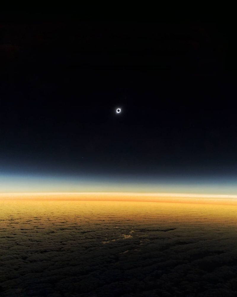 insolite avion eclipse lune solaire soleil