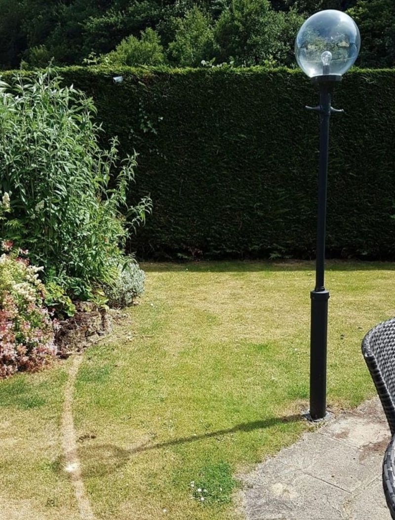 insolite gazon herbe lampadaire loupe soleil