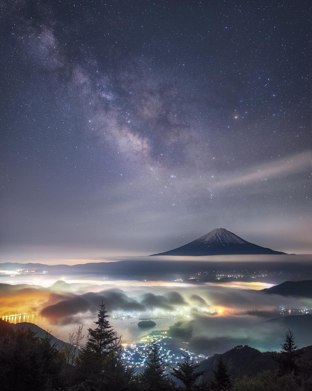 Le Mont Fuji sous un ciel étoilé
