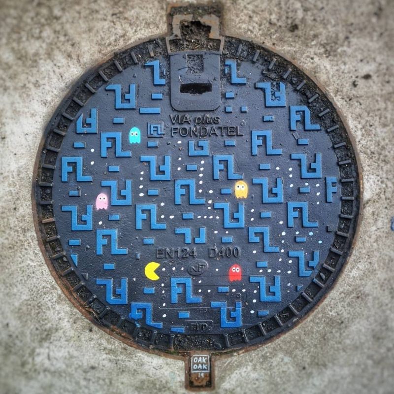 insolite art egout jeu-video oakoak pacman plaque street