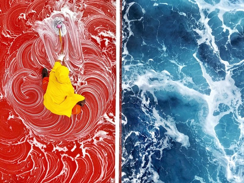 insolite bateau bleu mer pont rouge