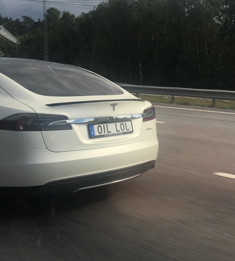 insolite immatriculation plaque tesla voiture