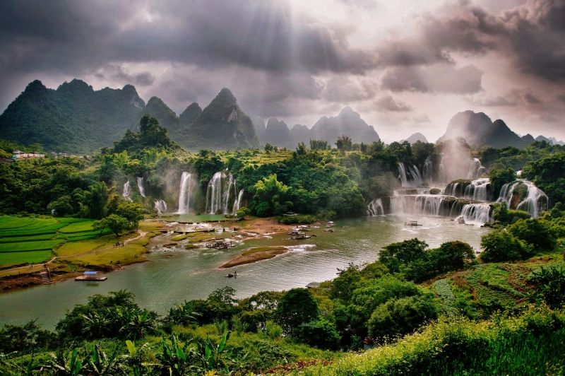 insolite chute eau paysage vietnam