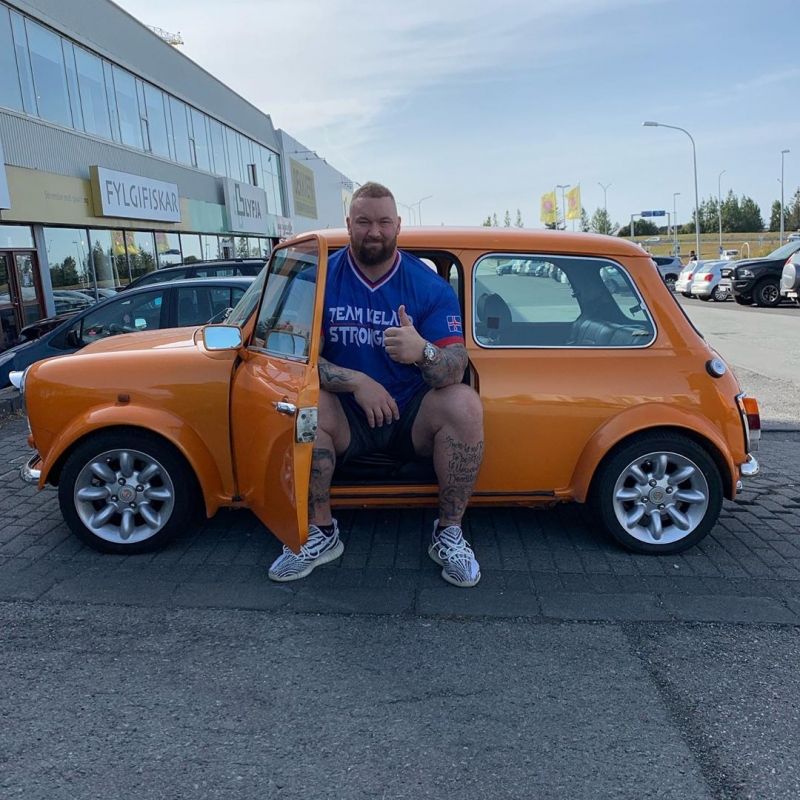 insolite homme mini montagne voiture