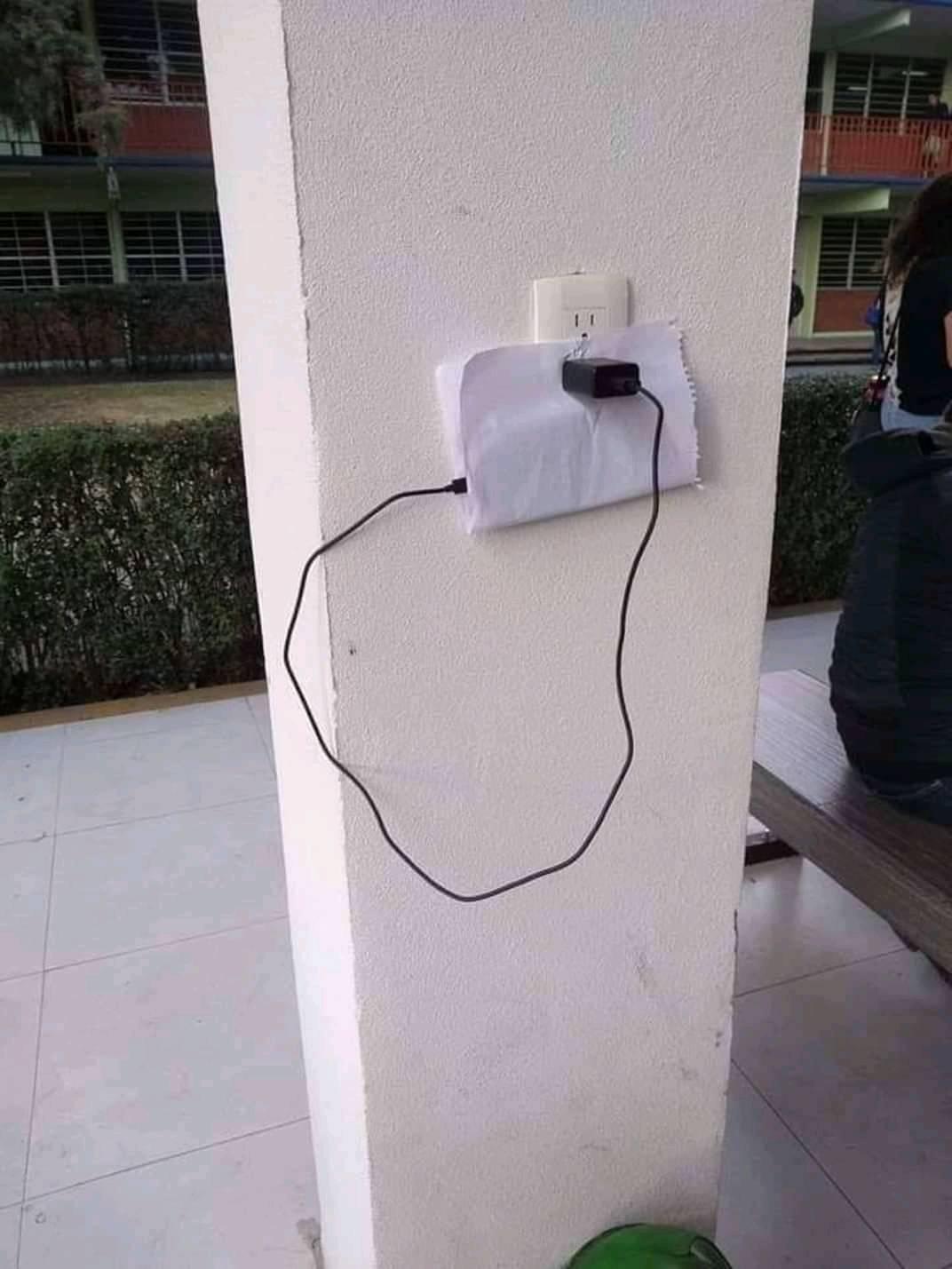 Astuce pour recharger son téléphone sur une prise en hauteur