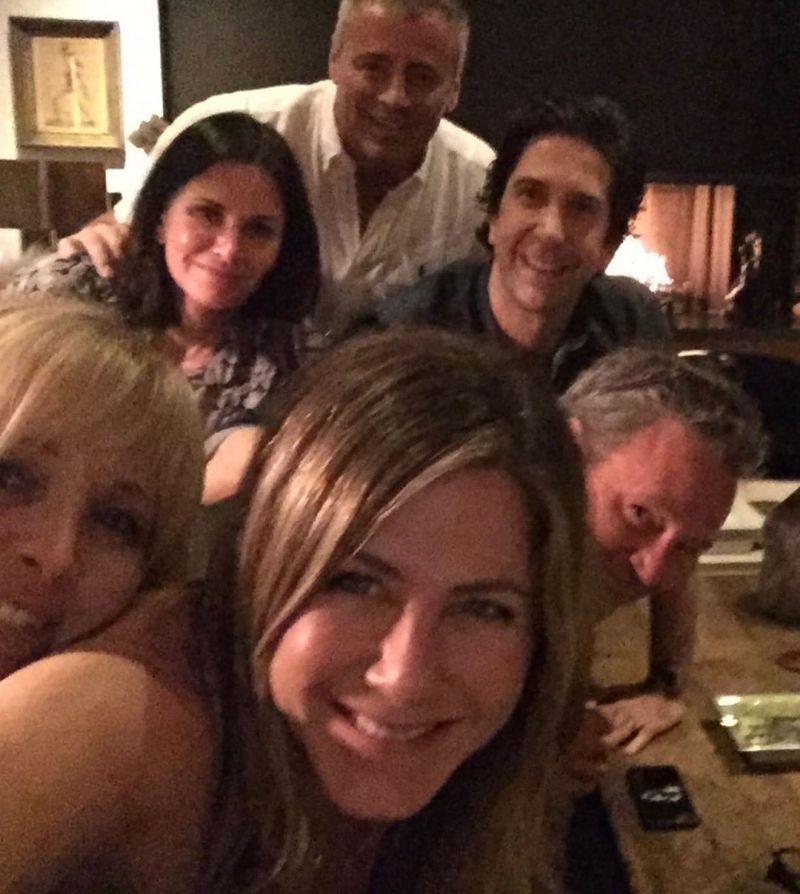 insolite acteur aniston complet friends jennifer selfie serie