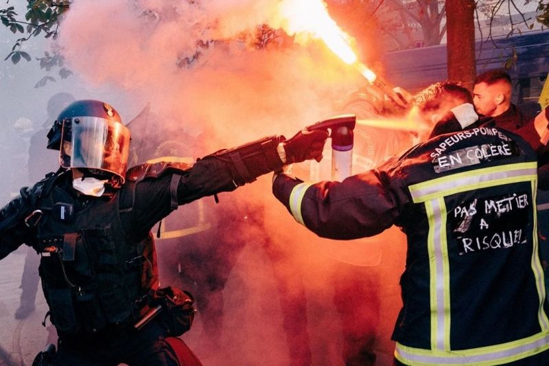 insolite france gaz lacrymogene manifestation paris policier pompier
