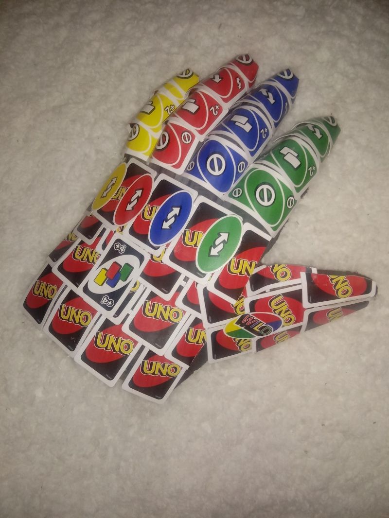 insolite carte gant thanos uno