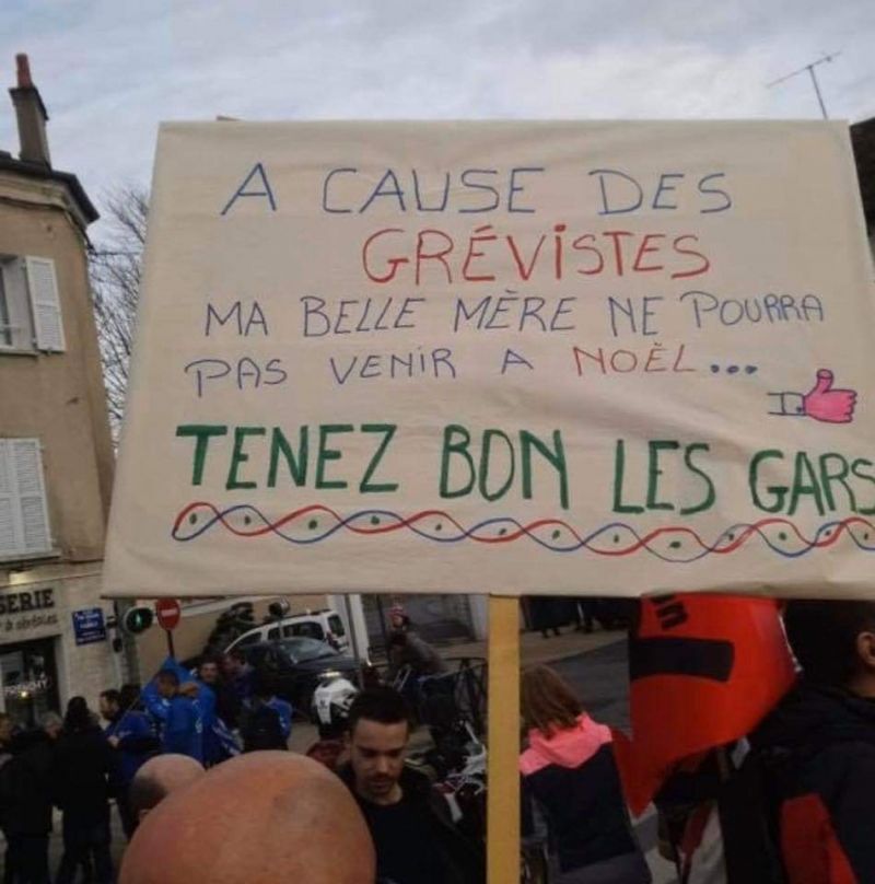 insolite belle-mere greve manifestation noel panneau sncf