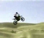 foule Une moto saute d'une dune