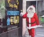 gonflable Le Père Noel dans un Sex Shop