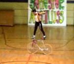femme equilibre Vélo acrobatique