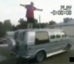 gamelle saut Saut du toit d'une voiture
