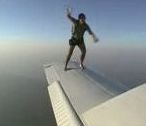 cascadeur debout Debout sur l'aile d'un avion