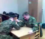 vidéo bras de fer armée soldat coup poing baffe