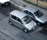 italie Une femme essaie de garer sa voiture