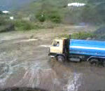 emporter Un camion traverse une rivière en crue