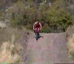 fille saut Saut en vélo dans un étang