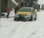 neige accident Femme coincée sous un taxi