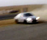 voiture desert homme Renversé pendant une séance de drifting