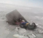 motoneige trou Une motoneige coule à travers la glace