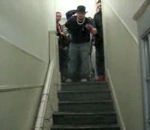 saut chute ko Saut en haut d'un escalier