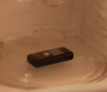 portable Téléphone portable dans un micro-ondes