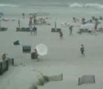 plage vent Une femme attaqué par un parasol