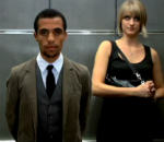ascenseur homme Femme blanche et homme noir dans un ascenseur
