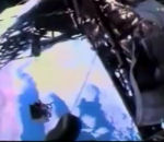 outil astronaute Une astronaute perd une boîte à outils dans l'espace
