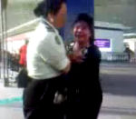 hong kong Femme hystérique à l'aéroport