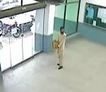 vitre porte Etudiant pakistanais vs Porte automatique